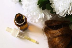Korzyści i szkody wynikające ze stosowania olejków do włosów