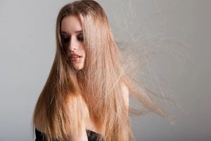 Elektryzujące się włosy: przyczyny i metody kontroli